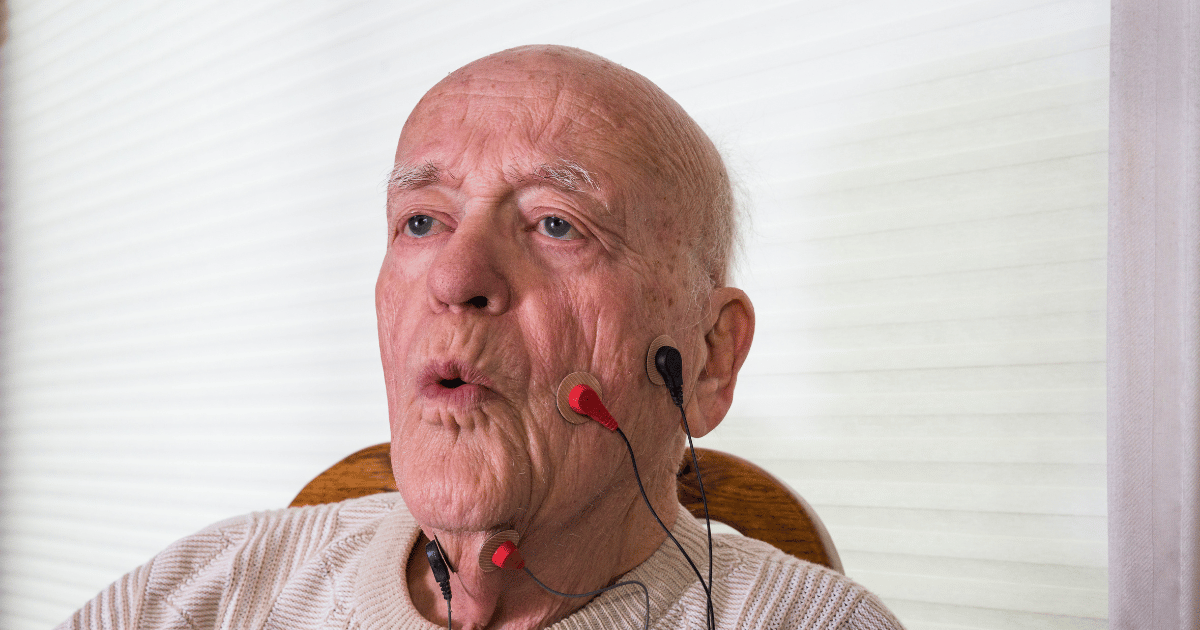 Senior mit Aussprache Problemen und Elektroden im Gesicht